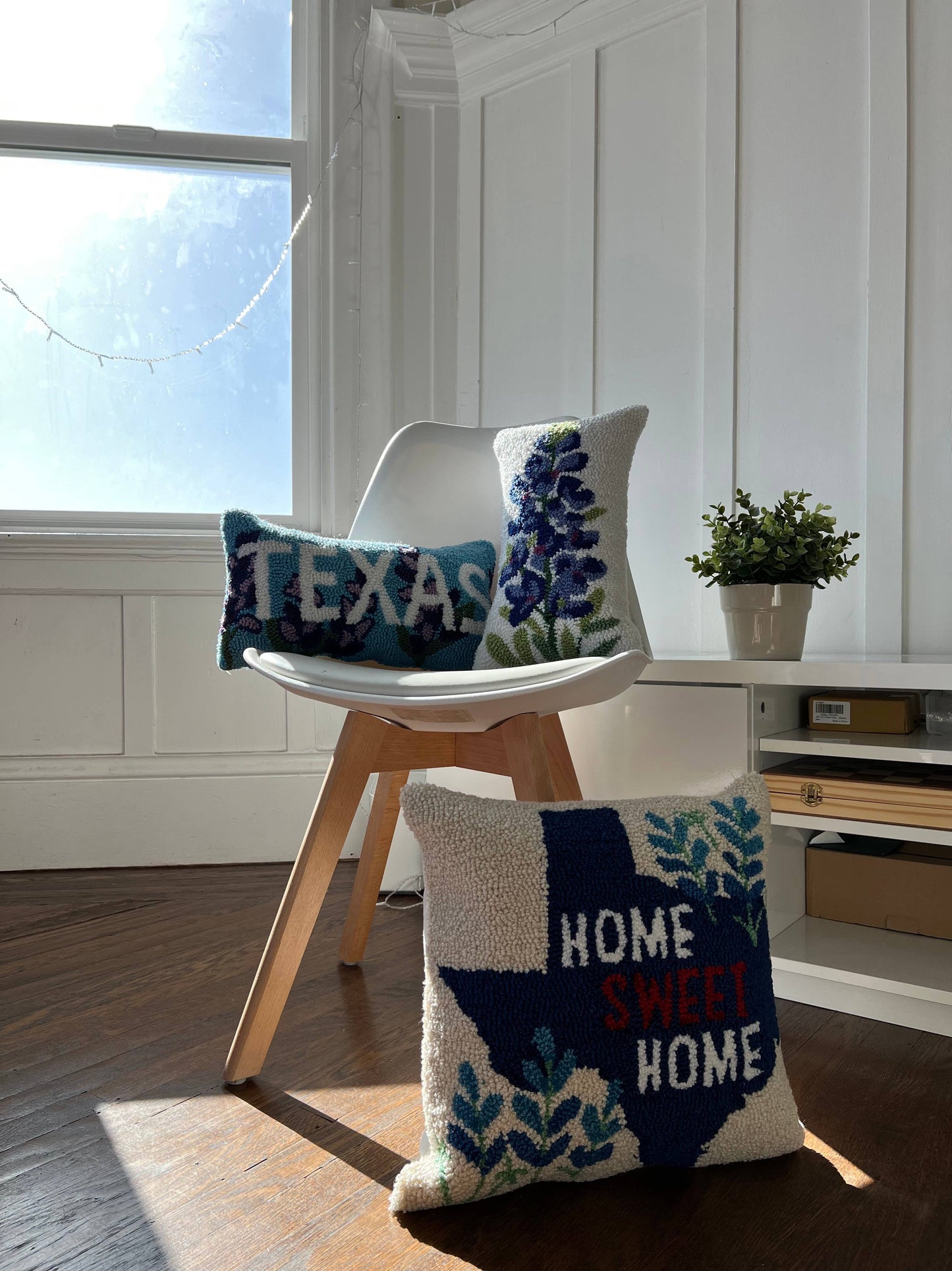 Peking Handicraft - Texas Blue Bonnet Hook Pillow