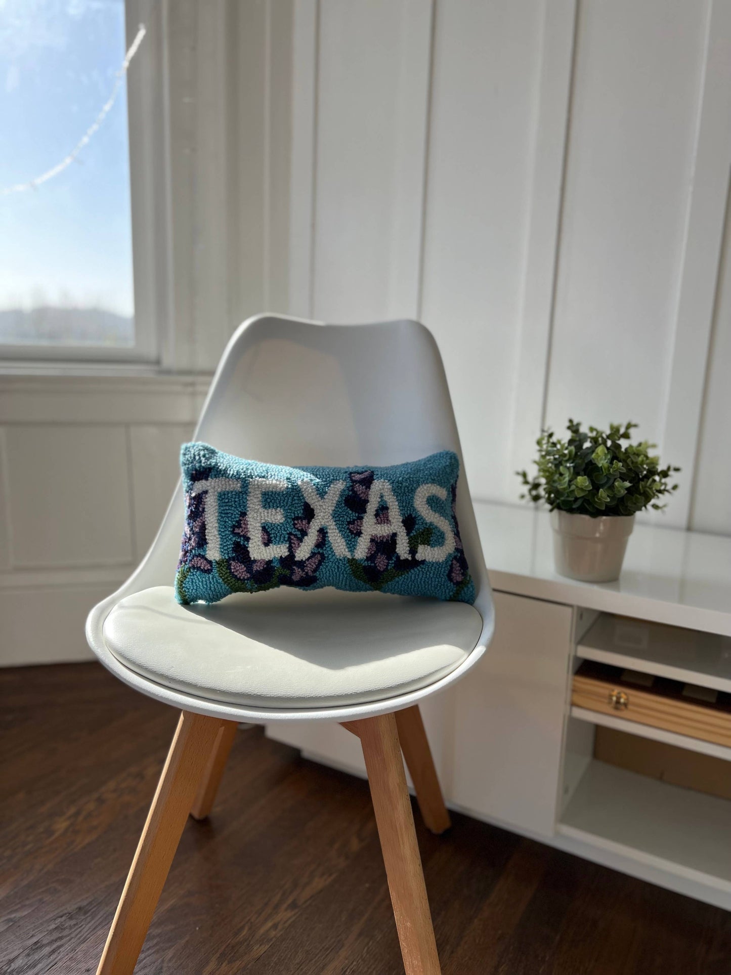 Peking Handicraft - Texas Blue Bonnet Hook Pillow